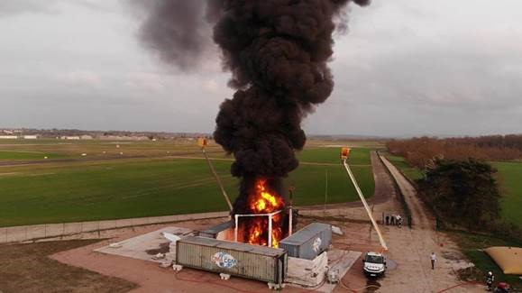 Baril Avec Carburant Et Feu à Proximité Soigneusement Inflammable