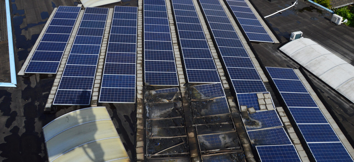 Branden op industriële platte daken met zonnepanelen: dit leren we ervan