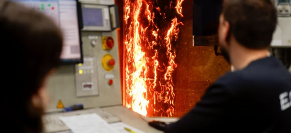 Van uniform naar bouwmateriaal: circulaire innovatie getest op brandveiligheid